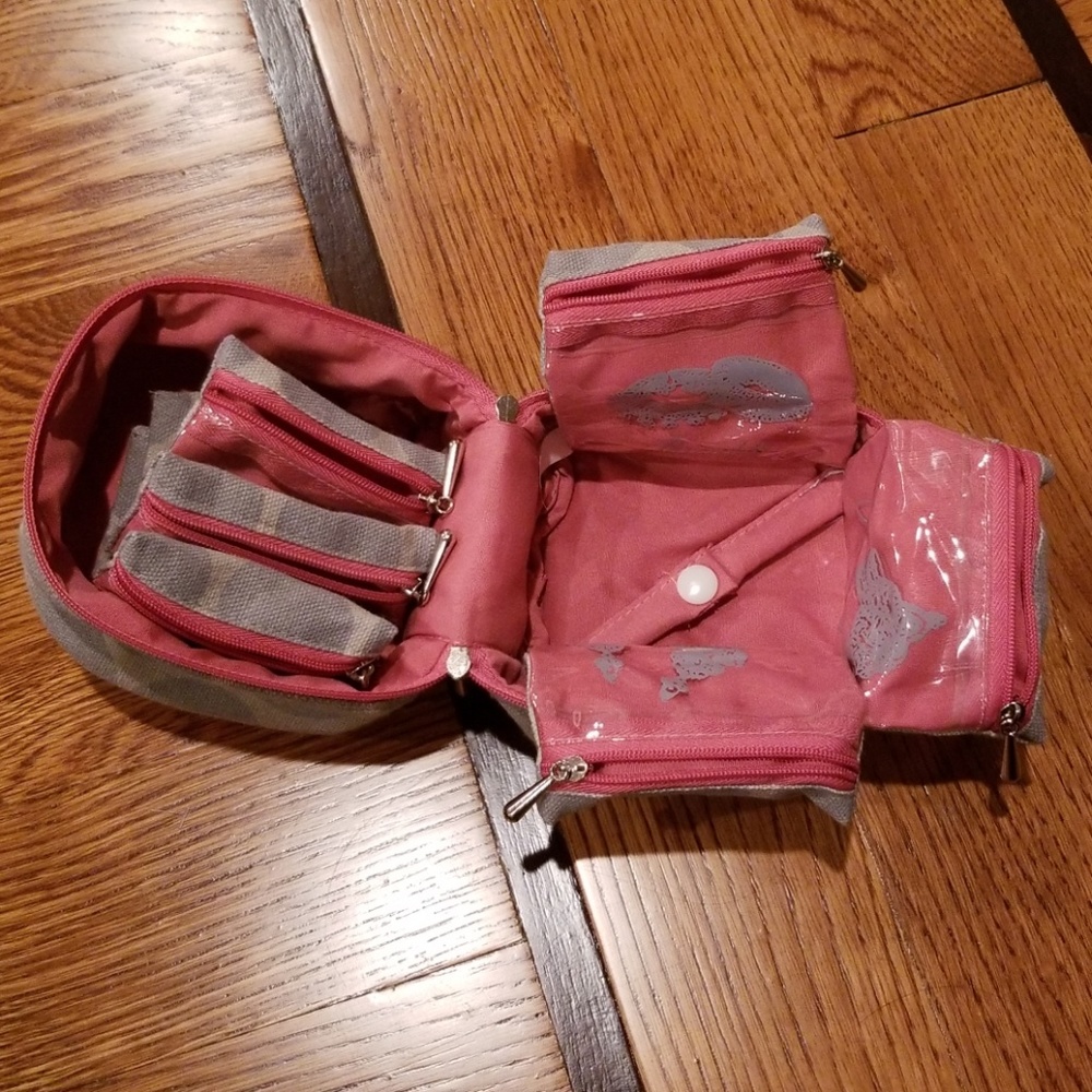 Travel jewelry case